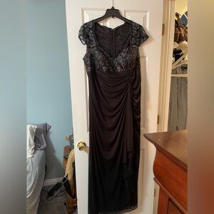 Beautiful Oleg Cassini evening gown size 18W